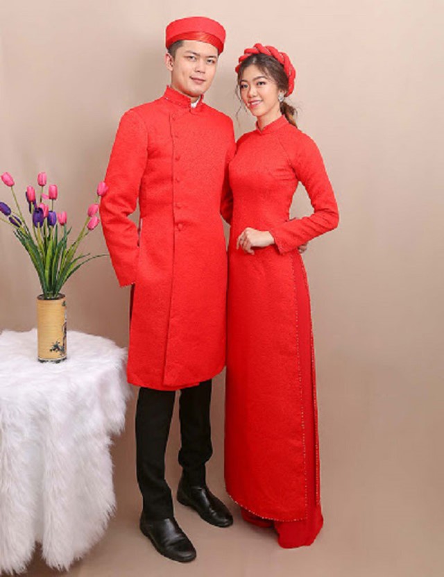 男性の赤いアオザイと女性の赤いアオザイのカップル